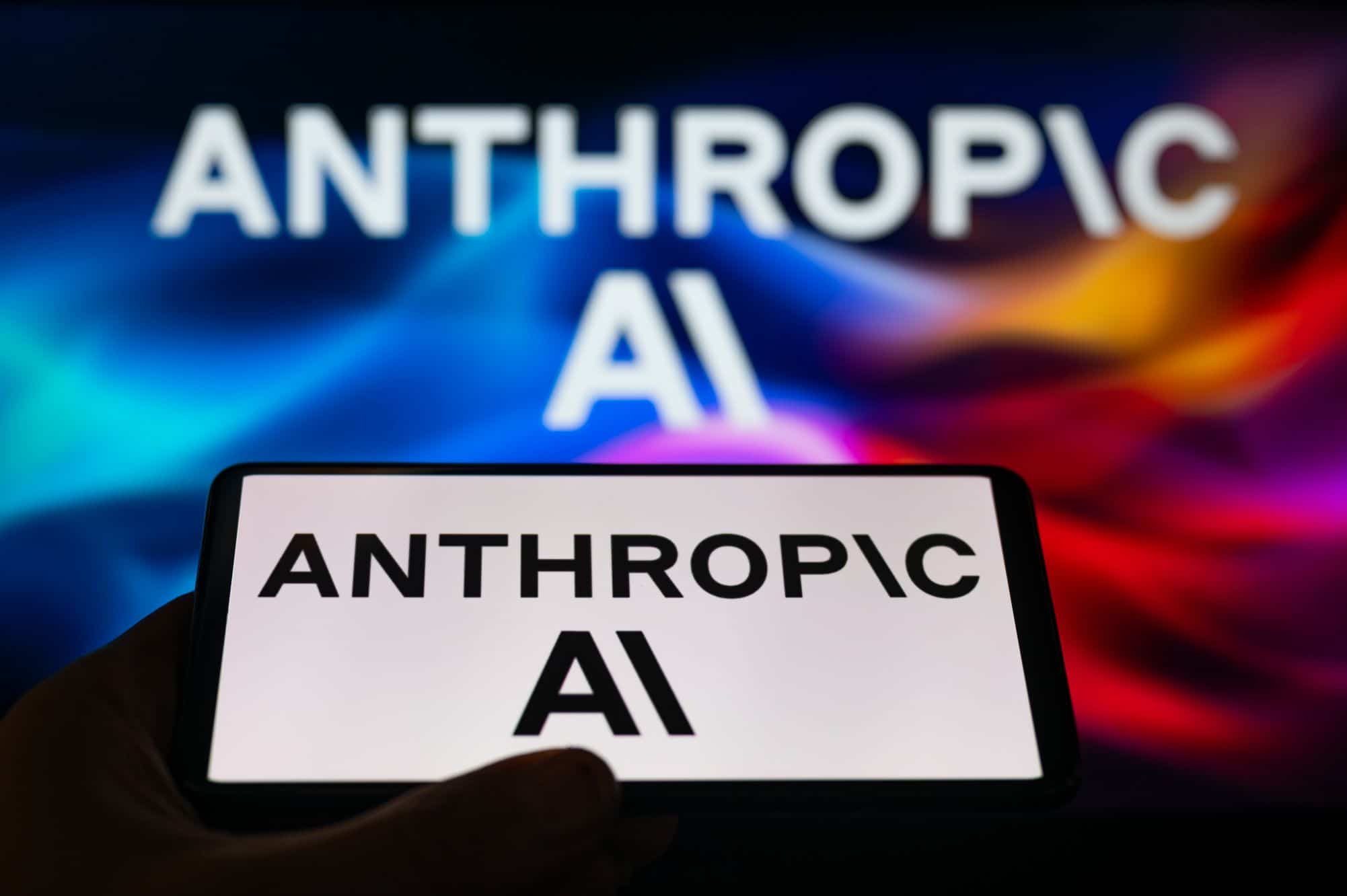 Anthropic, concorrente da OpenAI, adota estratégia inovadora na disputa pela liderança em inteligência artificial